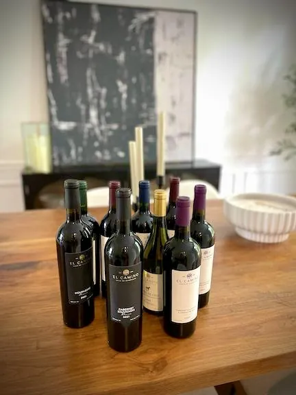 Botellas de Bodegas El Camino sobre la mesa